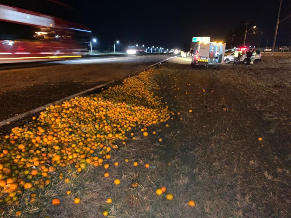 Foto 8 de 11 — Caminhonete bate na traseira de caminhão na Rodovia Washington Luís, em Araraquara